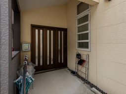 落ち着いた色のエントランス