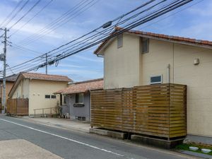 落ち着いた色合いの建物外観