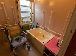 バリアフリー設計の浴室