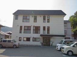 白い建物の外観