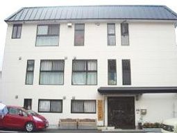 白壁の建物外観
