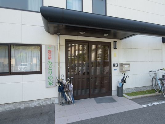 玄関エリアの明るい外観
