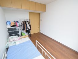 シンプルな居室スペース