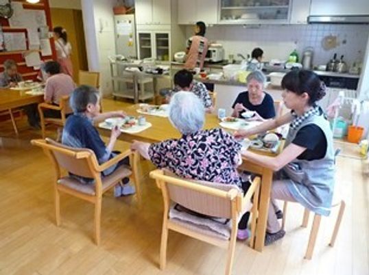 食事を楽しむ高齢者とスタッフ