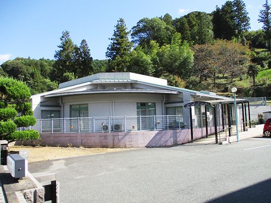 自然豊かな施設外観