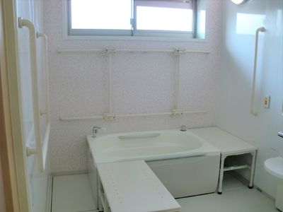 手すり付き清潔な浴室