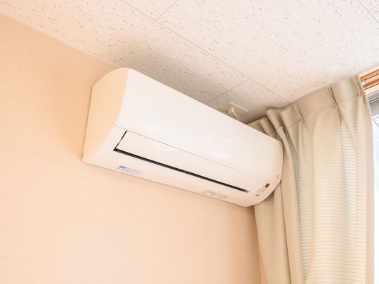 壁に取り付けられたエアコン