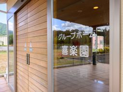 エントランスの木製ドア
