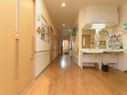 明るい廊下と共用スペース