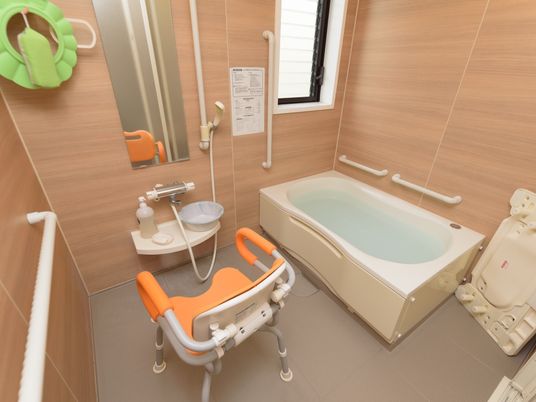 バリアフリーの清潔な浴室