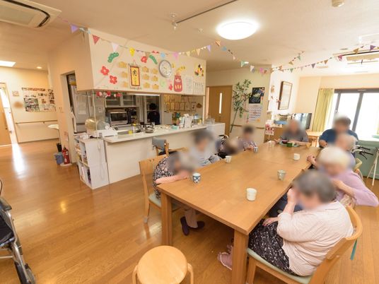 明るく広々とした食堂