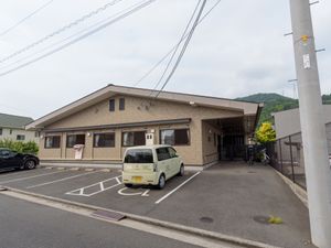 施設の外観と駐車場