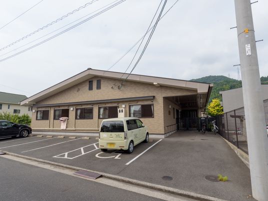 施設の外観と駐車場