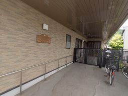 エントランスと看板