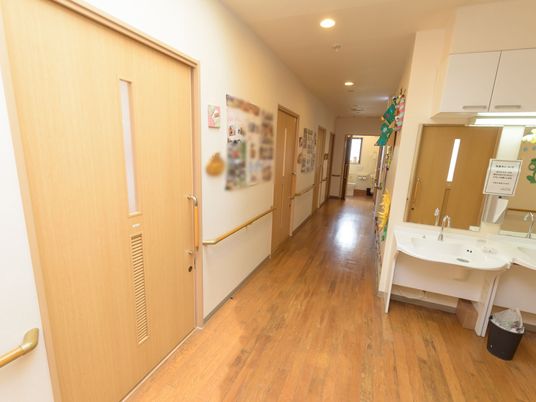 木目調の温かみある廊下