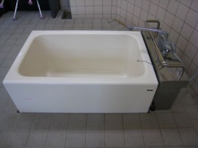 清潔な浴室の浴槽