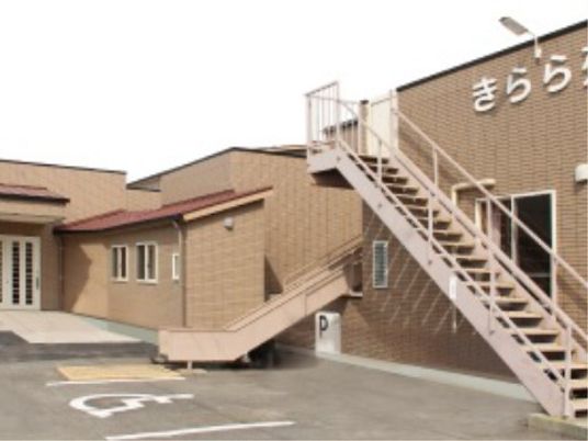 外観と階段の施設