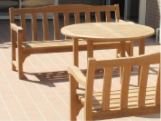 テラスの木製家具