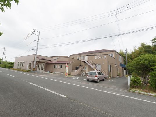 落ち着いた色の建物外観