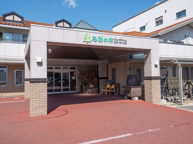 入口のある建物正面 玄関 開放的なエントランスは、どなたでも気軽に立ち寄れるよう設計されております。快適な職場環境があなたを待っています。