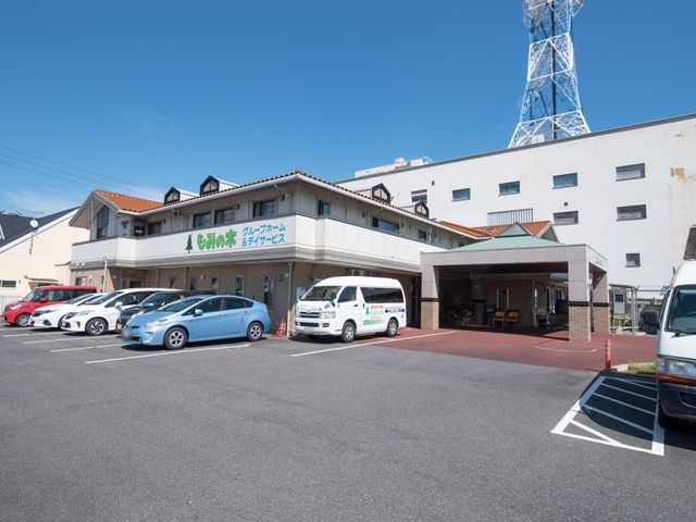 外観と駐車場の施設 外観 明るく開放的なエントランスが迎える施設です。来訪者の方々もスムーズにお越しいただける広々とした駐車場を完備しています。