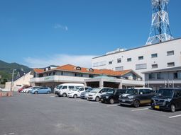 山並みを背にした建物外観