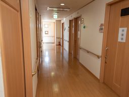 清潔感ある明るい廊下