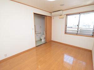 居室とトイレの明るい空間