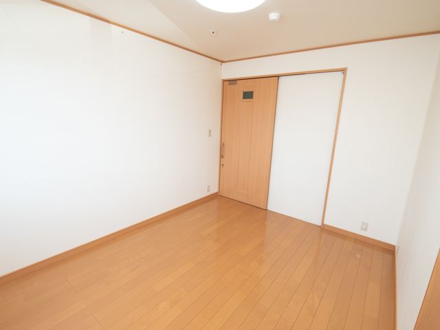 広々とした明るい居室 居室 ゆとりのある空間でリラックスできる居室です。木の温もりを感じる床材が、落ち着いた雰囲気を醸し出しています。