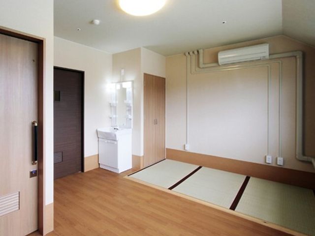和洋室の居室イメージ 居室 ゆとりのある和洋室で、洋風の床と和風の畳が調和しています。日々の暮らしが快適に送れる空間です。