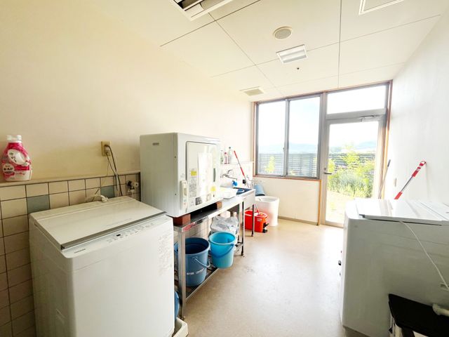 日差しが差し込む洗濯室 コインランドリー 自然光が入る明るい空間です。広々とした配置で、作業がしやすくなっています。