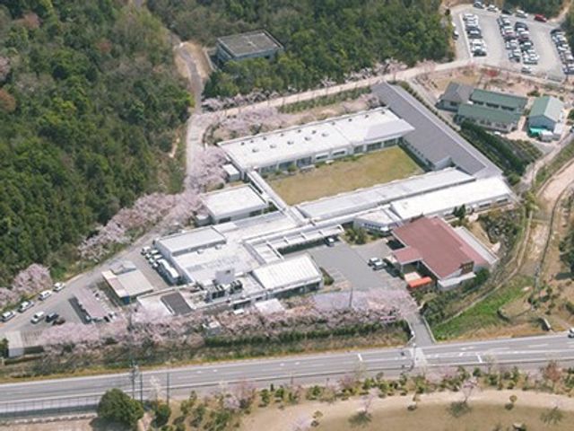 施設外観の全景 外観   建物全体が見渡せる落ち着いた外まわりです。周囲には緑があり、開放感のある環境に見えます。