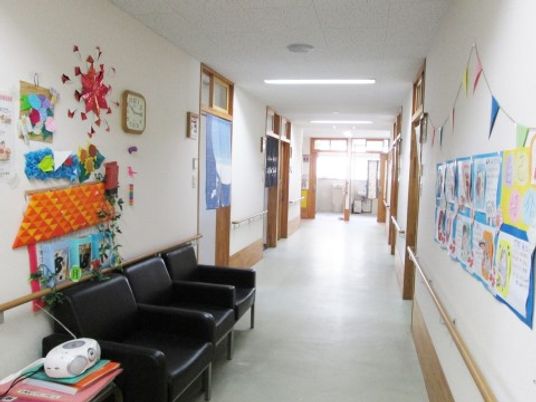 廊下に掲示物と椅子