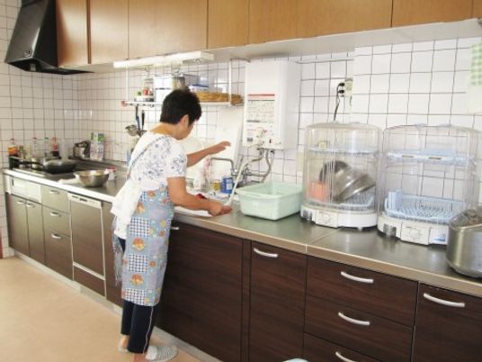 キッチンで作業する人