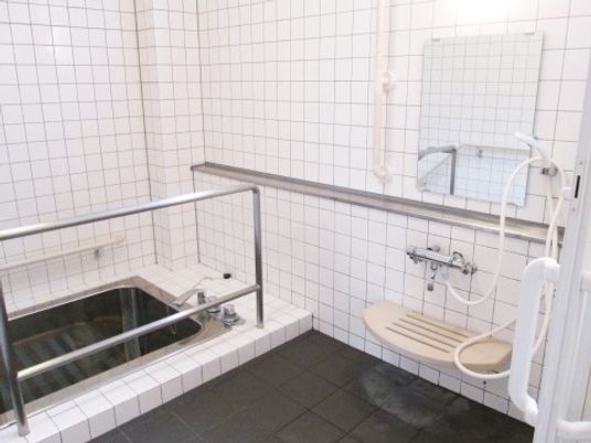 バリアフリー設計の浴室