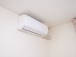 壁に取り付けられたエアコン