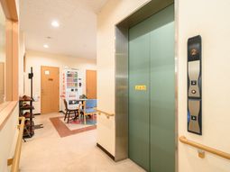 廊下とエレベーターの一角
