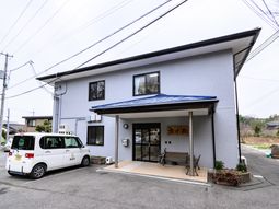 青い屋根の建物エントランス
