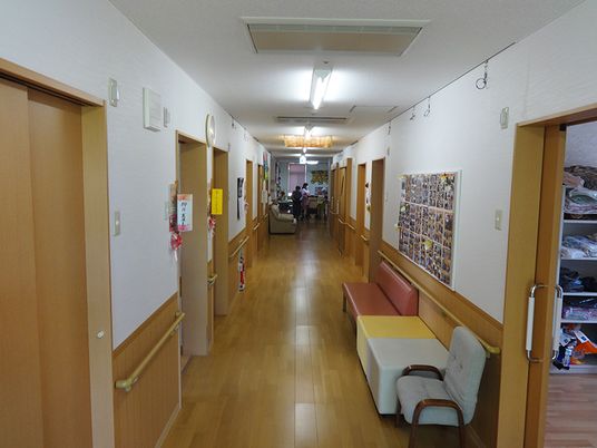 職員と入居者の廊下