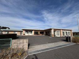 広々とした施設外観