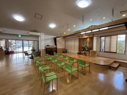椅子が並ぶ和風の部屋