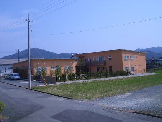 広々とした施設の外観