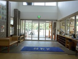 明るいエントランスの様子