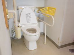 便利な手すり付きトイレ