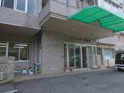 施設のエントランス外観