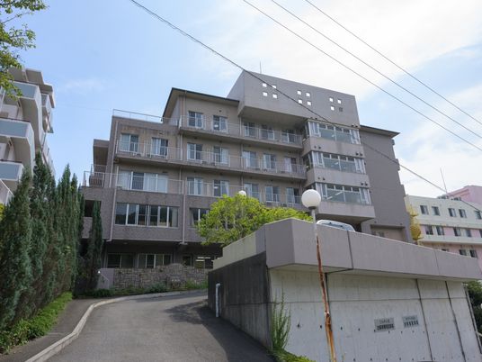 多階層の建物外観