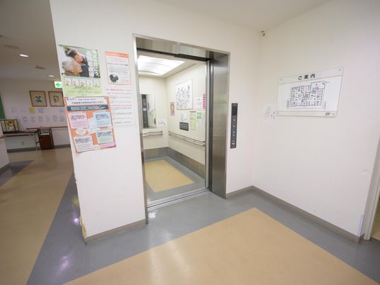 エレベーターと掲示物のある廊下