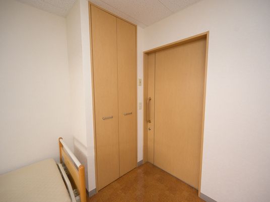 居室のドアとベッド