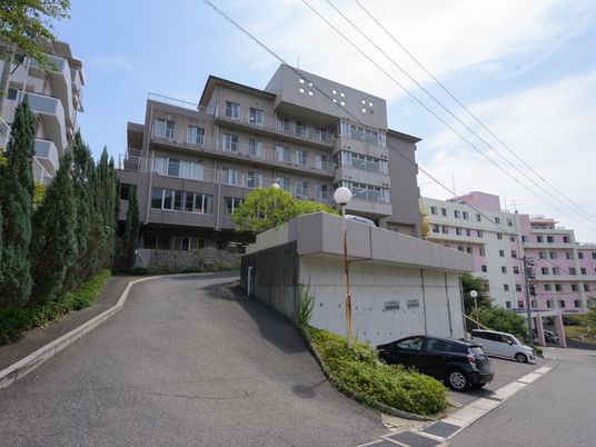 緑豊かな施設外観
