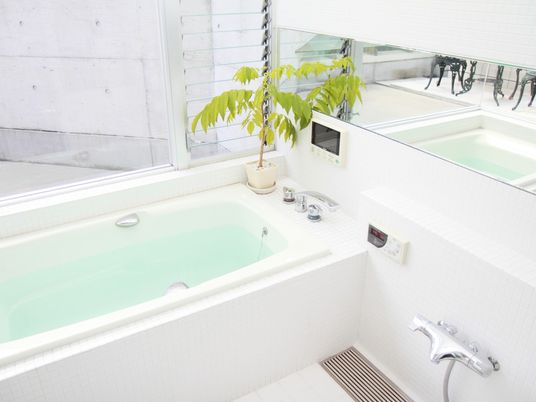 明るい浴室  